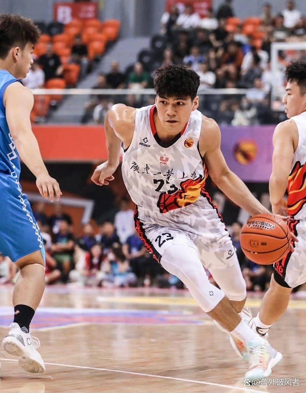 yy易游关于赛地聚焦——CBA常规赛清晨热度飙升，明尼苏达森林狼主帅复盘，话题不断，资深球员宣示担当的信息